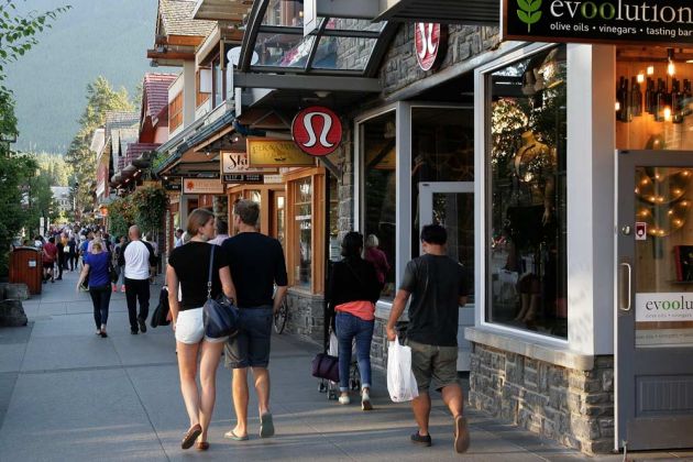 Banff Avenue, Downtown Banff - Rocky Mountains, Alberta Banff Avenue, Downtown Banff - Rocky Mountains, Alberta
