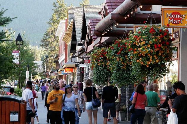 Banff Avenue, Downtown Banff - Rocky Mountains, Alberta Banff Avenue, Downtown Banff - Rocky Mountains, Alberta