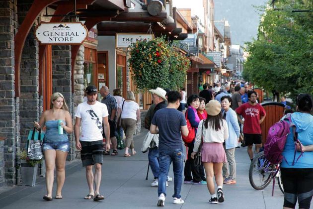 Banff Avenue, Downtown Banff - Rocky Mountains, Alberta Banff Avenue, Downtown Banff - Rocky Mountains, Alberta