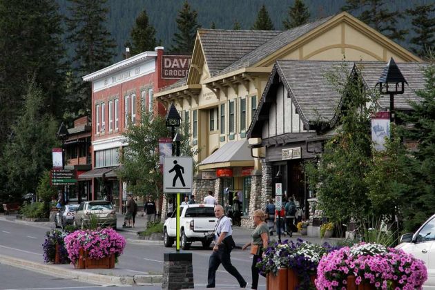Banff Avenue, Downtown Banff - Rocky Mountains, Alberta Banff Avenue, Downtown Banff - Rocky Mountains, Alberta