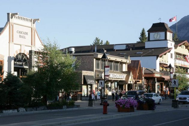 Banff Avenue, Downtown Banff - Rocky Mountains, Alberta Banff Avenue, Downtown Banff - Rocky Mountains, Alberta
