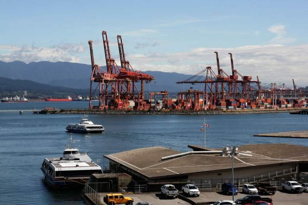 Vancouver - Seabus Terminal Burrard Inlet und Hafen North Vancouver