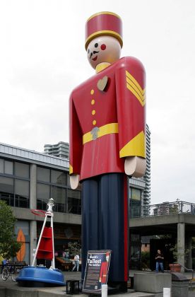 Westminster Pier Park -Tin Soldier, grösster Zinnsoldat der Welt Westminster Pier Park -Tin Soldier, grösster Zinnsoldat der Welt