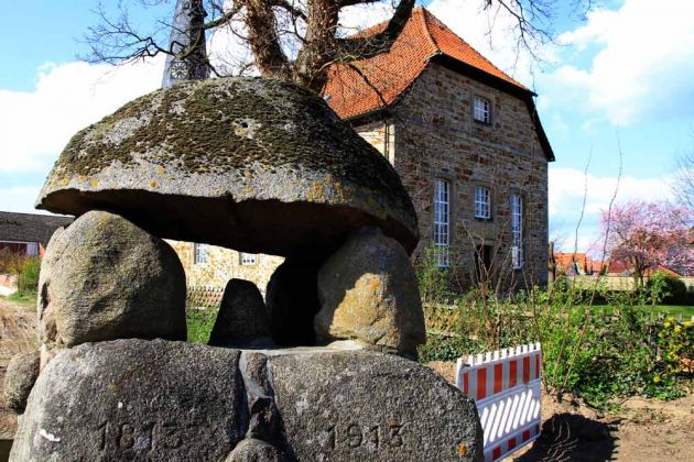Stadt Rehburg - Feldstein-Ehrenmal und St. Martini-Kirche Stadt Rehburg - Feldstein-Ehrenmal und St. Martini-Kirche