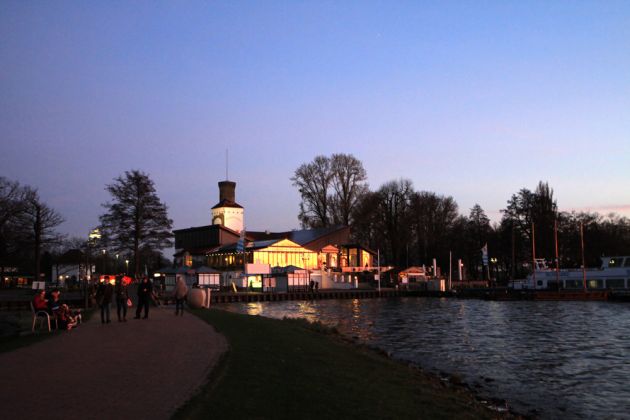 Steinhude am Meer zur Blauen Stunde - der Uferweg und das Restaurant 'Strandterrassen' Steinhude am Meer zur Blauen Stunde - der Uferweg und das Restaurant 'Strandterrassen'