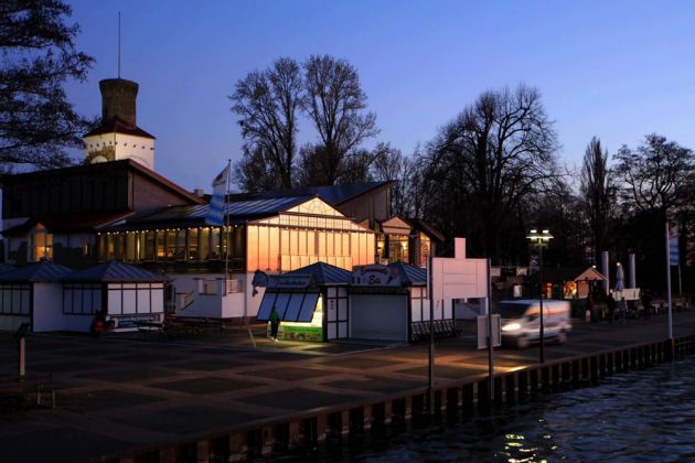Steinhude am Meer zur Blauen Stunde - das Restaurant 'Strandterrassen' Steinhude Steinhude am Meer zur Blauen Stunde - das Restaurant 'Strandterrassen' Steinhude