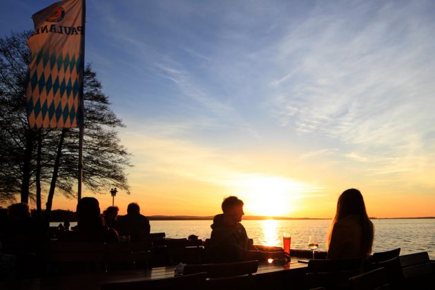 Sonnenuntergang am Steinhuder Meer - der Biergarten 'Planke 138' unterhalb des Restaurants 'Strandterrassen' in Steinhude Sonnenuntergang am Steinhuder Meer - der Biergarten 'Planke 138' unterhalb des Restaurants 'Strandterrassen' in Steinhude