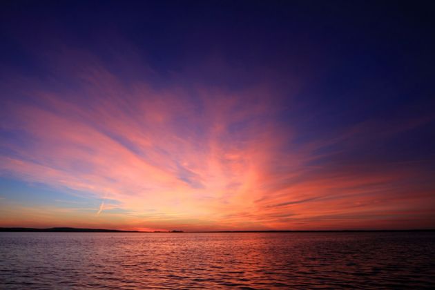 Steinhude am Meer - eine Farb-Explosion über dem Steinhuder Meer nach Sonnenuntergang Steinhude am Meer - eine Farb-Explosion über dem Steinhuder Meer nach Sonnenuntergang
