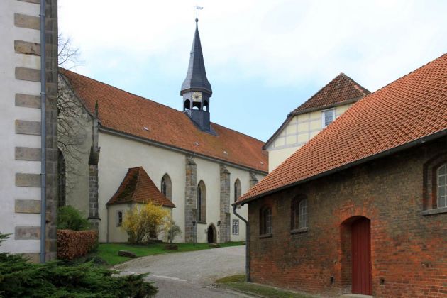 Die Klosterkirche Wülfinghausen und das Kloster mit dem Klostergut. Die Klosterkirche Wülfinghausen und das Kloster mit dem Klostergut.