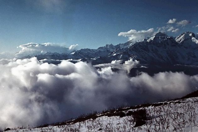 Abenteuer im Himalaya - in mehr als 4.000 m Höhe kurz über, und lang in den Wolken.