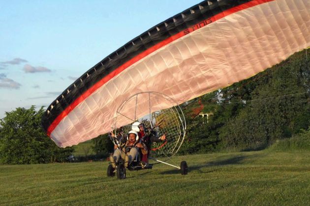 Der Start des Gleitschirm-Fliegers Der Start des Gleitschirm-Fliegers