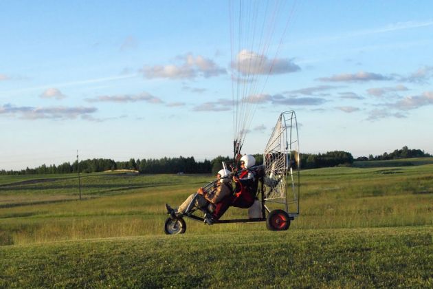 Der Start des Gleitschirm-Fliegers Der Start des Gleitschirm-Fliegers