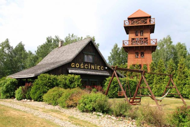 Der Aussichtsturm von Stare Juchy an der Ulica Mazurska mit dem Restaurant Gościniec Der Aussichtsturm von Stare Juchy an der Ulica Mazurska mit dem Restaurant Gościniec