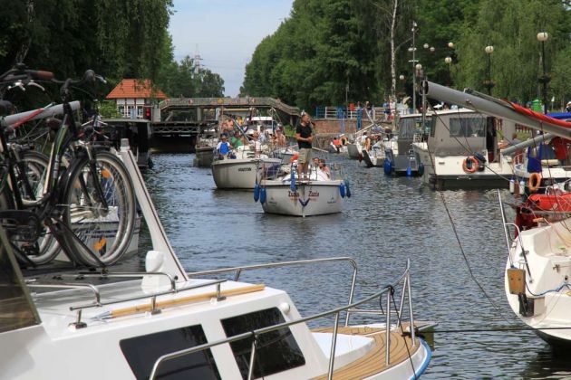 Gizycko - Lötzen, wartende Boote auf dem Lötzener Kanal Gizycko - Lötzen, wartende Boote auf dem Lötzener Kanal
