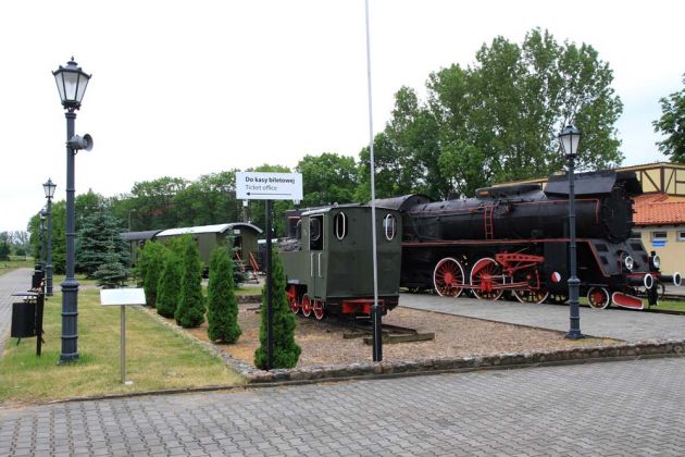 Eisenbahnmuseum Ełk - Lyck, Normalspur-Exponate, vorn die polnische Dampflok OL 49-11