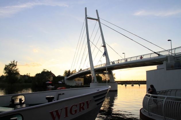 Mikolaiki, Mazury - Nikolaiken, Masuren - Blaue Stunde, Fussgängerbrücke über den Nikolaiker See Mikolaiki, Mazury - Nikolaiken, Masuren - Blaue Stunde, Fussgängerbrücke über den Nikolaiker See
