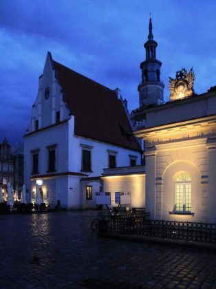 Poznań-Posen - Stary Rynek, der historische Marktplatz zur Blauen Stunde 