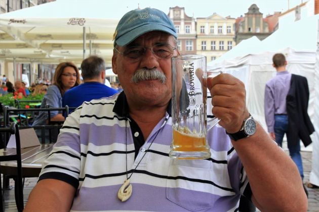 Der Aussenbereich des Brovaria -  unser Autor Helmut Möller geniesst das herrliche Bier des Brovaria