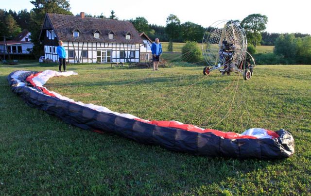 Vorbereitungen für den Gleitschirm-Flug mit Andrzej Reirat vom Ferienhof am Storchennest in Jeziorowskie Vorbereitungen für den Gleitschirm-Flug mit Andrzej Reirat vom Ferienhof am Storchennest in Jeziorowskie