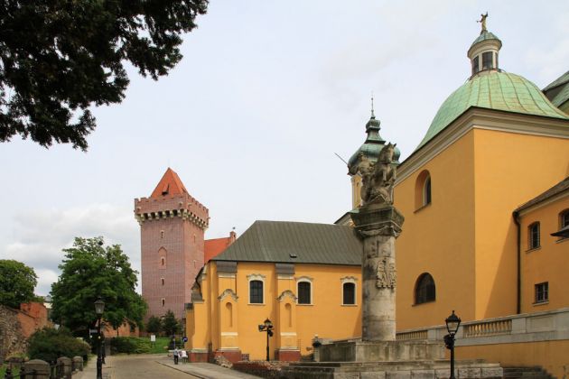 Poznań-Posen - die Burg und Franziskanerkirche mit dem Monument des 15. Reiterregiments  Poznań-Posen - die Burg und Franziskanerkirche mit dem Monument des 15. Reiterregiments