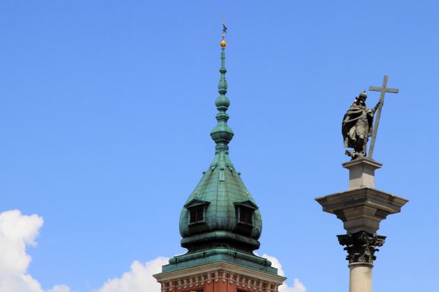 Stare Miasto - Zygmunt-Statue und Turmspitze des Königsschlosses auf dem Plac Zankowy/Schlossplatz in der Altstadt von Warschau Stare Miasto - Zygmunt-Statue und Turmspitze des Königsschlosses auf dem Plac Zankowy/Schlossplatz in der Altstadt von Warschau