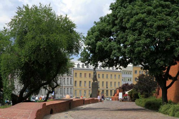 Stare Miasto - Park an der Stadtmauer in der Altstadt von Warschau Stare Miasto - Park an der Stadtmauer in der Altstadt von Warschau