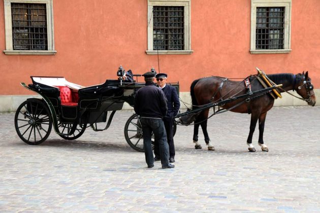 Kutsche auf dem Plac Zankowy/Schlossplatz vor dem Königsschloss - die Altstadt von Warschau Kutsche auf dem Plac Zankowy/Schlossplatz vor dem Königsschloss - die Altstadt von Warschau