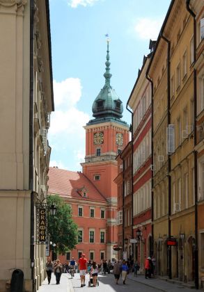 Altstadtgasse mit Durchblick zum Königsschloss - die Altstadt von Warschau Altstadtgasse mit Durchblick zum Königsschloss - die Altstadt von Warschau