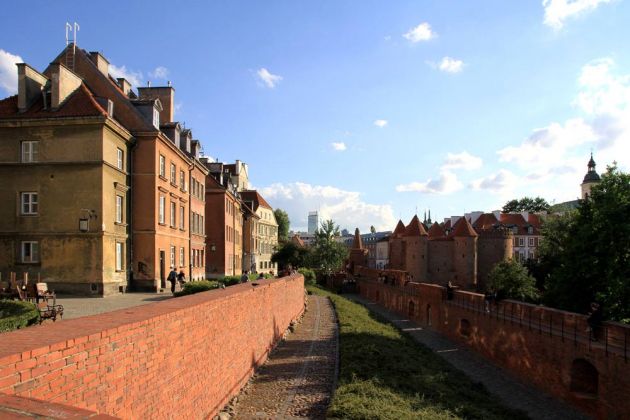 Taras widokowy, Stare Miasto, Warszawa - Terrasse an der Stadtmauer, Altstadt von Warschau Taras widokowy, Stare Miasto, Warszawa - Terrasse an der Stadtmauer, Altstadt von Warschau
