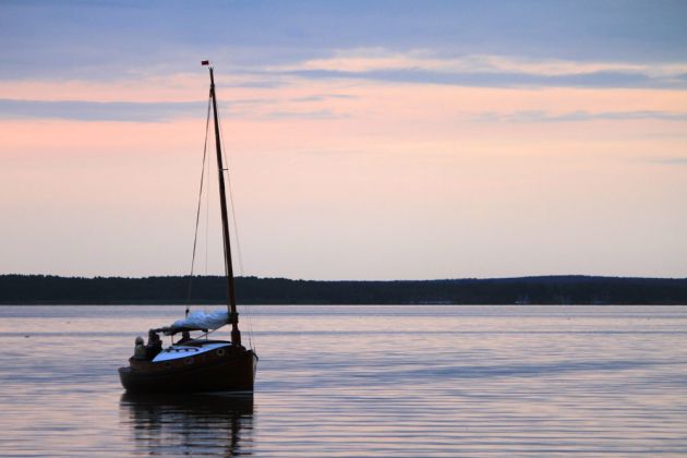 Heimkehr eines Auswanderer-Seglers von der Insel Wilhelmstein - Steinhude am Meer zur Blauen Stunde Heimkehr eines Auswanderer-Seglers von der Insel Wilhelmstein - Steinhude am Meer zur Blauen Stunde