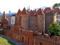 Hinter der Stadtmauer mit dem Barbakane beginnt die Warschauer Neustadt
