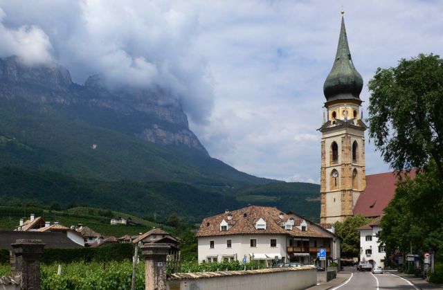 Eppan St. Pauls, die Pfarrkirche Pauli Bekehrung - Piazza S. Paolo, Appiano sulla strada del vino Eppan St. Pauls, die Pfarrkirche Pauli Bekehrung - Piazza S. Paolo, Appiano sulla strada del vino