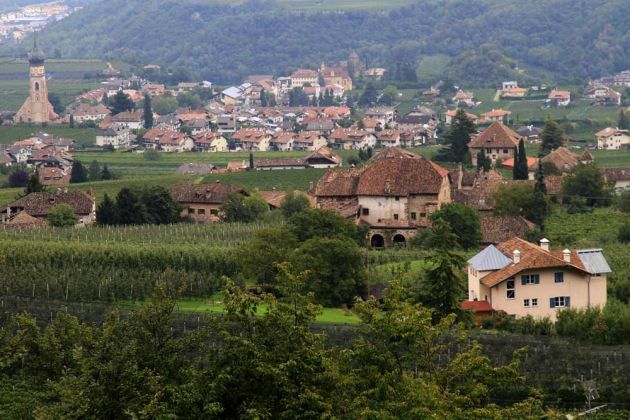 Eppan St. Pauls - S. Paolo, Appiano sulla strada del vino Eppan St. Pauls - S. Paolo, Appiano sulla strada del vino