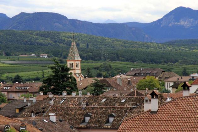 Über den Dächern von Eppan-Appiano St. Michael mit dem Turm der St. Josefs-Kirche Über den Dächern von Eppan-Appiano St. Michael mit dem Turm der St. Josefs-Kirche
