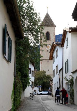 Eppan-Appiano St. Michael - Goldgasse mit St. Michaels-Kirche Eppan-Appiano St. Michael - Goldgasse mit St. Michaels-Kirche