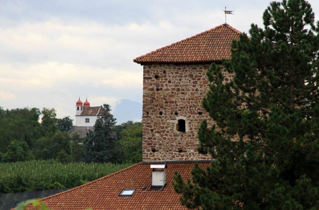 Eppan-Appiano - historischer Ansitz und die Gleifkirche Eppan-Appiano - historischer Ansitz und die Gleifkirche
