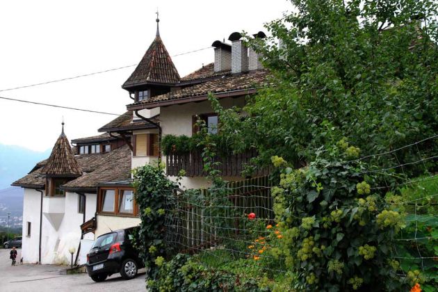 Eppan-Appiano, der Ortsteil Berg-Monte -der historische Gasthof Steinegger Eppan-Appiano, der Ortsteil Berg-Monte -der historische Gasthof Steinegger