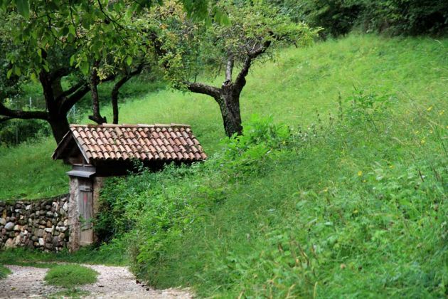 Eppan-Appiano, der Ortsteil Berg-Monte -- ein Bergwanderweg, in Südtirol Waalweg genannt Eppan-Appiano, der Ortsteil Berg-Monte -- ein Bergwanderweg, in Südtirol Waalweg genannt