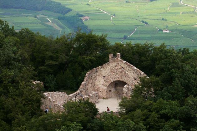 Die Kirchenruine St. Peter - Kaltern-Altenburg Die Kirchenruine St. Peter - Kaltern-Altenburg