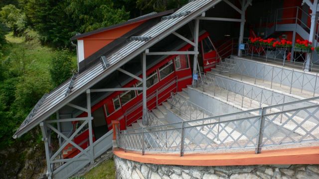Der Mendelpass, Passo della Mendola -die Bergstation der Mendelbahn in 1.364 m Höhe, einer Standseilbahn Der Mendelpass, Passo della Mendola -die Bergstation der Mendelbahn in 1.364 m Höhe, einer Standseilbahn