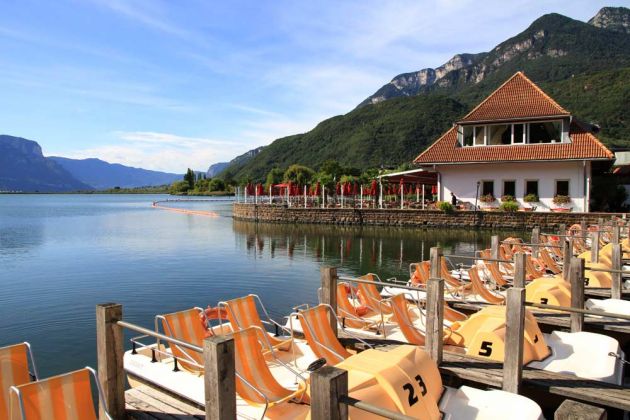 Der Kalterer See im Morgenlicht - Sankt Josef an der Südtiroler Weinstrasse Der Kalterer See im Morgenlicht - Sankt Josef an der Südtiroler Weinstrasse