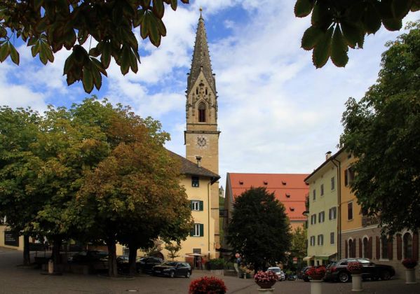 Tramin an der Weinstrasse - der Rathausplatz mit der Pfarrkirche zur Hl. Julitta und Hl. Quirikus Tramin an der Weinstrasse - der Rathausplatz mit der Pfarrkirche zur Hl. Julitta und Hl. Quirikus