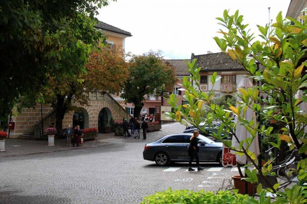 Tramin an der Weinstrasse - das Rathaus am Rathausplatz Tramin an der Weinstrasse - das Rathaus am Rathausplatz