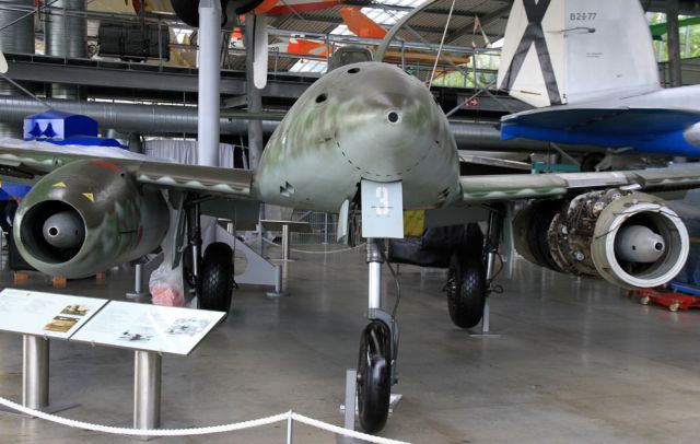 Flugwerft Schleissheim, die grosse Ausstellungshalle - Messerschmitt Me 262 A-1a
