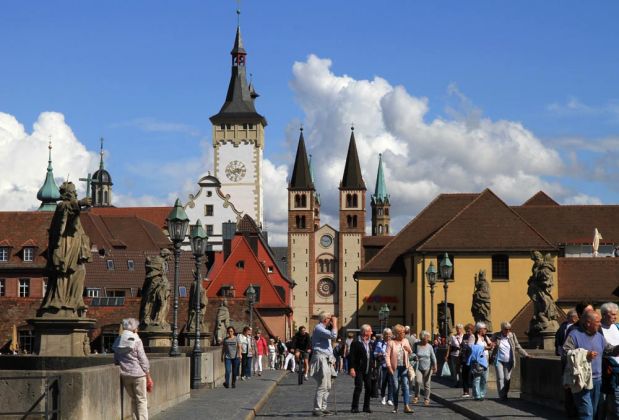 Die alte Mainbrücke in Richtung Innenstadt mit Rathausturm und Dom in Hintergrund, Würzburg Die alte Mainbrücke in Richtung Innenstadt mit Rathausturm und Dom in Hintergrund, Würzburg