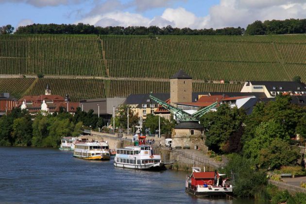 Das Würzburger Mainufer mit dem alten Kranen und Anleger der Maindampfer