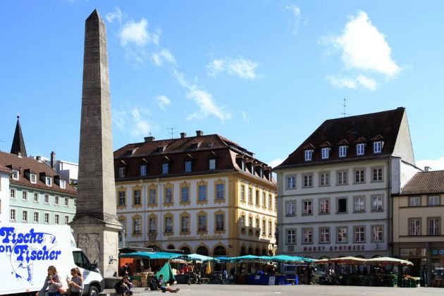 Würzburg - der Marktplatz mit Obeliskbrunnen Würzburg - der Marktplatz mit Obeliskbrunnen
