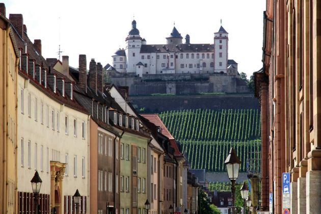 Würzburg, Neubaustrasse - Blick auf die Festung Marienberg oberhalb der Stadt Würzburg, Neubaustrasse - Blick auf die Festung Marienberg oberhalb der Stadt