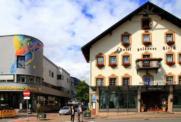 Die Marktgemeinde Reutte in Tirol - Raiffeisenbank und Hotel Goldener Hirsch