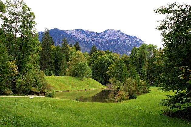 Landschaftspark Schloss Linderhof mit dem Ettaler Forst in den Ammergauer Alpen